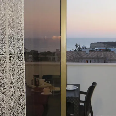 Quinta Das Palmeiras, Sea View And Pool In Porches شقة